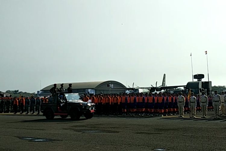 Presiden Joko Widodo menginspeksi pasukan pada perayaan HUT TNI ke-74 di Taxi Way Echo, Lanud Halim Perdanakusuma, Jakarta Timur, Sabtu (5/10/2019).