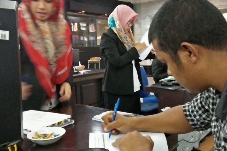 Calon bupati Aceh Utara Fakhrurrazi Haji Cut mendaftarkan gugatan di Mahkamah Konstitusi (MK) RI di Jakarta, Senin (27/2/2017).