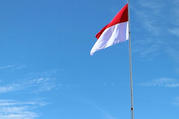 Bendera Merah Putih berkibar di Lapangan Distrik Anggi, Kabupaten Pegunungan Arfak, Papua Barat, Jumat (17/8/2018). Lapangan Distrik Anggi berada di ketinggian sekitar 1.750 meter di atas permukaan laut (mdpl).