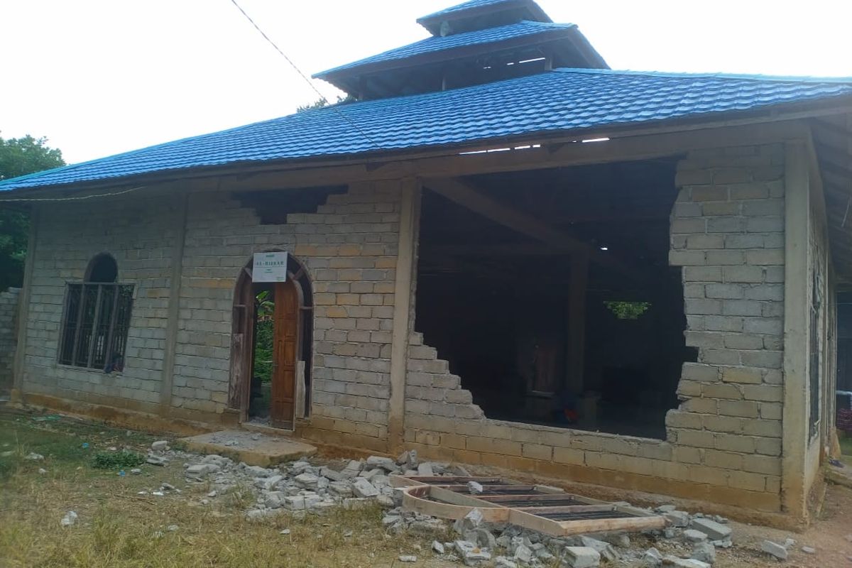 Gempa bumi tektonik berskala magnitudo 5,0 mengguncang Luwu Timur, Sulawesi Selatan, Jumat (07/3/2025) pukul 16.34.04 WITA. Akibat gempa warga Desa Parumpanai, Kecamatan Wasuponda, Kabupaten Luwu Timur panik berhamburan, bahkan membuat rumah warga dan rumah ibadah rusak, Jumat (7/3/2025)