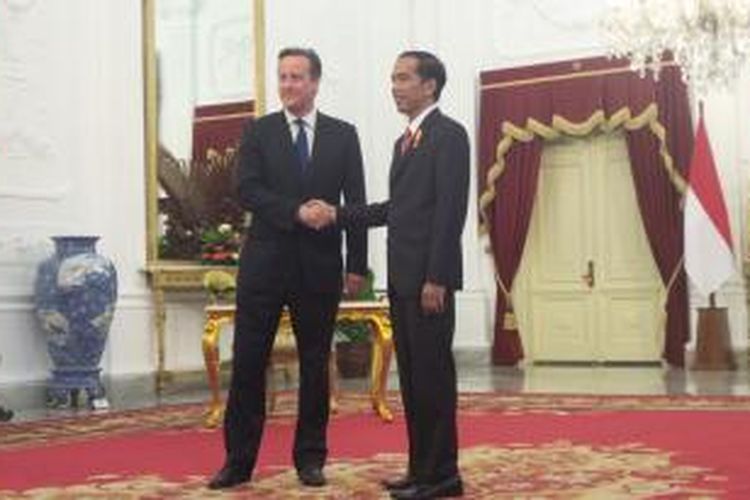 Presiden Joko Widodo menyambut kedatangab Perdana Menteri Inggris David Cameron, di Istana Merdeka, Senin (27/7/2015).
