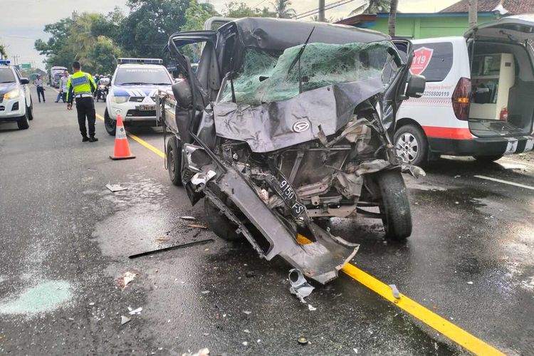 Tabrakan karambol terjadi di Jalan KH Ahmad Dahlan padukuhan Tambak, kalurahan Triharjo, kapanewon Wates, Kabupaten Kulon Progo, Daerah Istimewa Yogyakarta. Satu mobil pickup menabrak satu pickup dan satu truk dump.