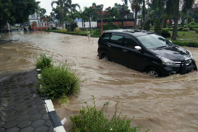 Halaman perkantoran Pemkab Kendal yang kebanjiran. KOMPAS.Com /Slamet Priyatin 