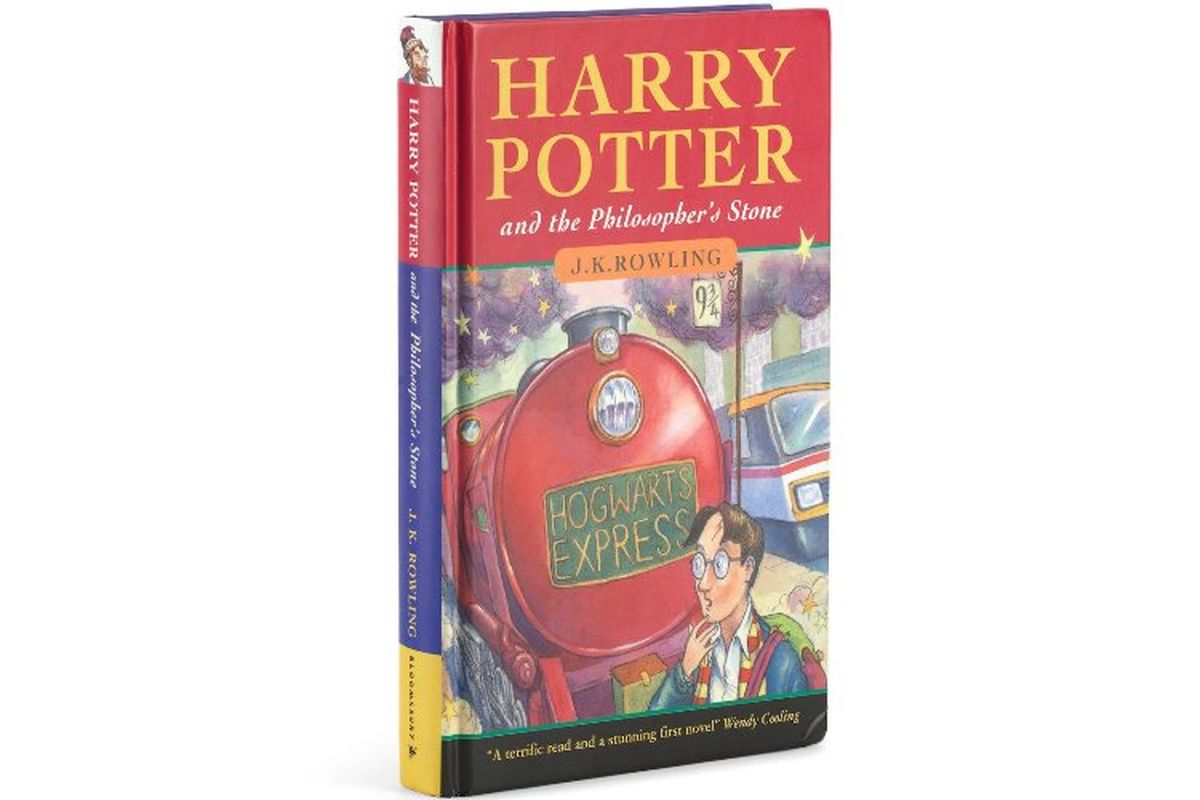 Buku Harry Potter and the Philosophers Stone cetakan pertama ini terjual Rp 1,2 miliar. (Twitter/Bonhams)