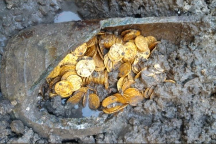Koin emas Romawi dari abad ke-5 ditemukan di Cressoni Theater di Como, Italia, saat bangunan tersebut sedang dihancurkan. (Twitter/MiBAC)
