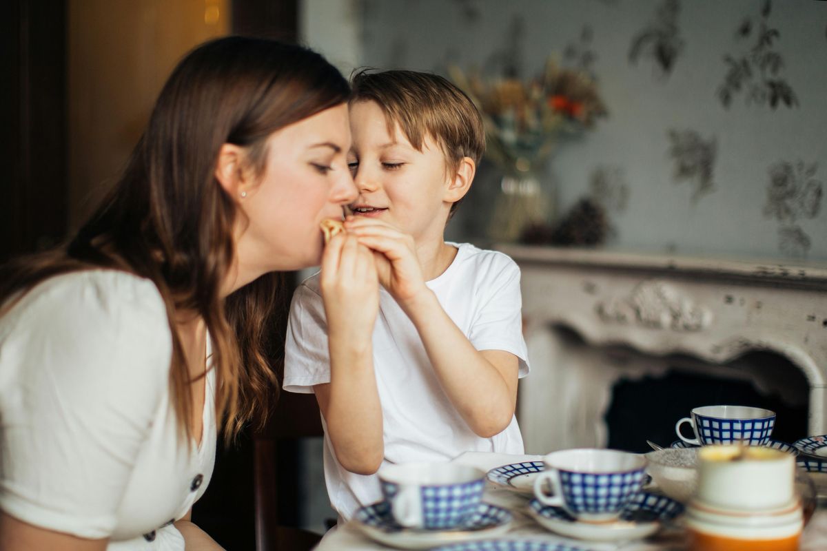 Peringatan Hari Gizi Nasional 2025 mengajak orang tua untuk melibatkan anak dalam menyiapkan makanan sehat untuk mencegah penyakit.