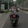 Begini Adab Jadi Boncenger Motor yang Baik