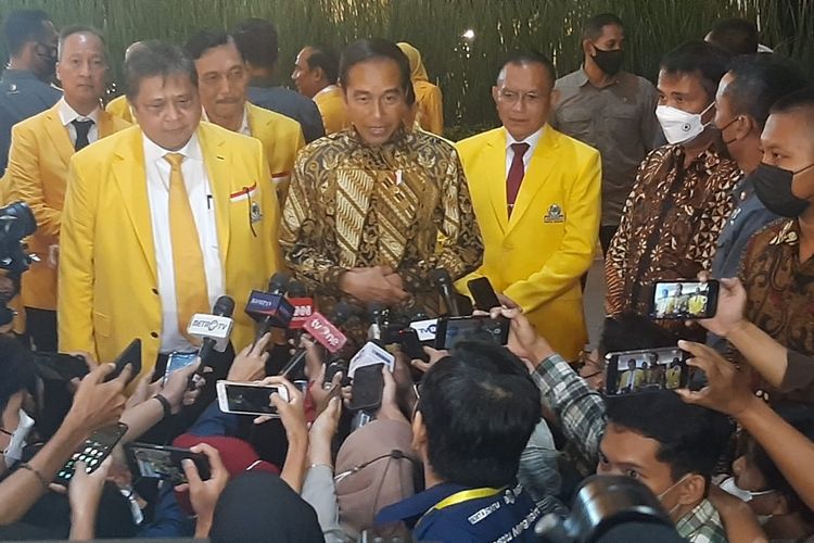 Presiden Joko Widodo memberikan keterangan pers setelah menghadiri acara HUT ke-58 Partai Golkar di JIExpo Kemayoran, Jakarta, Jumat (21/10/2022).