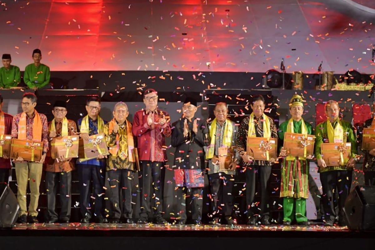 Penyerahan sertifikat pada malam Apresiasi Penetapan Warisan Budaya Takbenda 2019 di Istora Gelora Bung Karno, Jakarta, Selasa (8/10/2019).