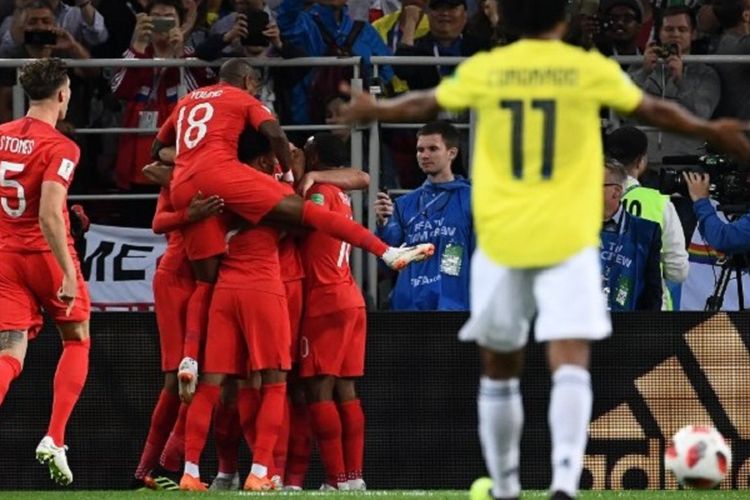 Para pemain Inggris merayakan gol penalti Harry Kane ke gawang Kolombia pada pertandingan babak 16 besar Piala Dunia 2018 di Stadion Spartak, 3 Juli 2018. 