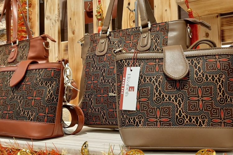 Brand tas Elizabeth memperkenalkan seri batiknya. 