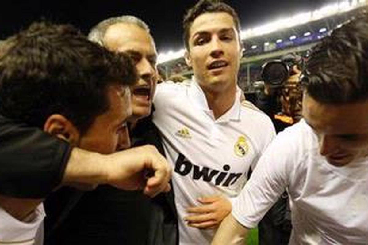 Alvaro Arbeloa (kiri), Jose Mourinho, dan Cristiano Ronaldo bersama merayakan trofi Liga BBVA Real Madrid di San Mames, Rabu atau Kamis dinihari WIB (3/5/2012).