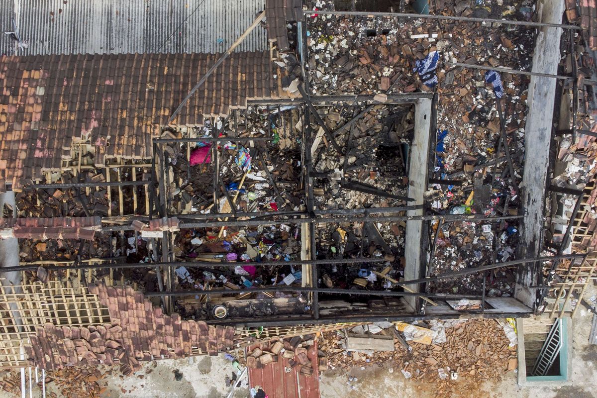 Foto udara kondisi ruang kamar santri usai mengalami kebakaran di Pondok Pesantren Miftahul Khoirot, Desa Manggungjaya, Cilamaya Kulon, Karawang, Jawa Barat, Selasa (22/2/2022). Kebakaran tersebut terjadi pada Senin (21/2/2022) disebabkan korsleting listrik kipas angin yang mengakibatkan delapan santri meninggal dunia dan lima lainnya luka-luka.
