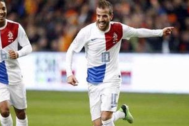 Gelandang Belanda, Rafael van der Vaart, merayakan golnya usai sukses membobol gawang Romania, Selasa (26/3/2013). 