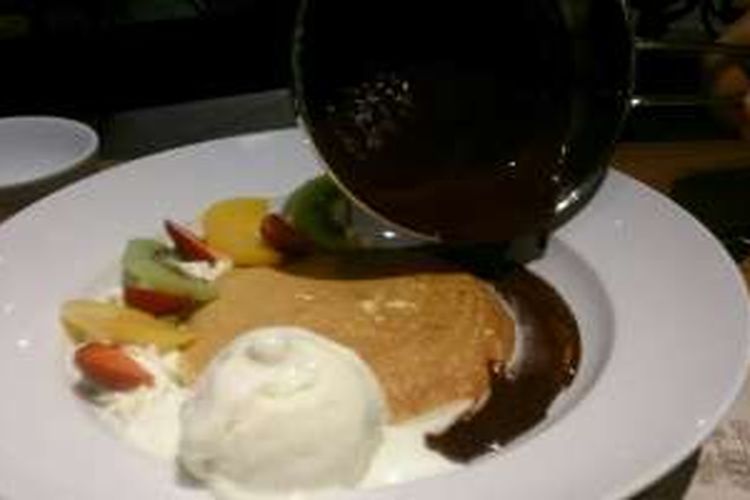 Fresh Fruit and Hot Chocolate Sauce Pancake dari Pancious