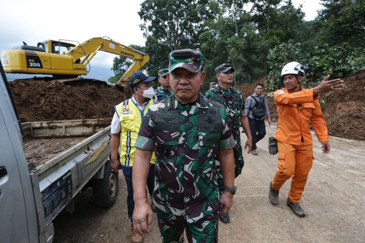 Kepala Staf Angkatan Darat, Jenderal Dudung Abdurachman meninjau lokasi longsor akibat gempa di Kampung Pos, Desa Cijedil, Kecamatan Cugenang, Kabupaten Cianjur, Jawa Barat, Selasa (22/11/2022). Sedikitnya 162 orang meninggal dunia, 326 warga luka-luka, dan 13.784 orang mengungsi akibat gempa bermagnitudo 5,6 di Cianjur.