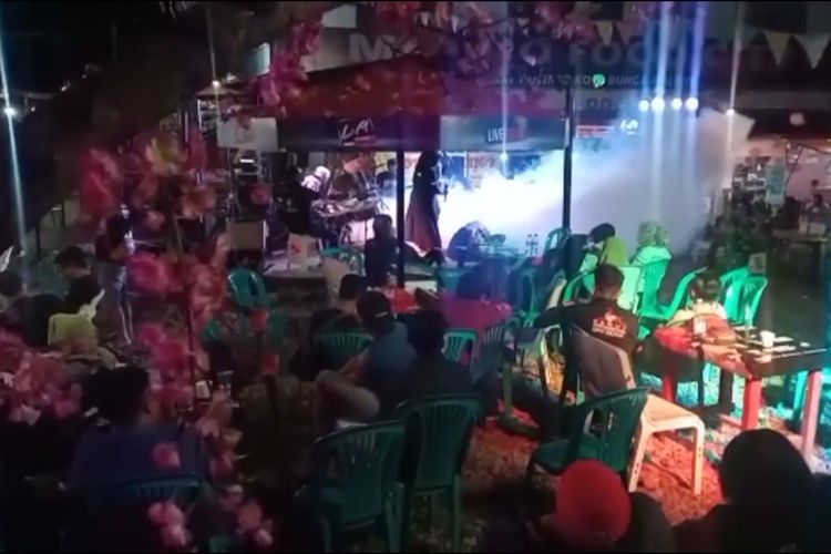 Salah satu adegan dalam video viral yang mempertontonkan sejumlah pengunjung di salah satu pusat kuliner di kawasan objek wisata Malino, Kabupaten Gowa, Sulawesi Selatan tengah berjoget bersama melanggar protokol kesehatan. Sabtu, (3/7/2021).