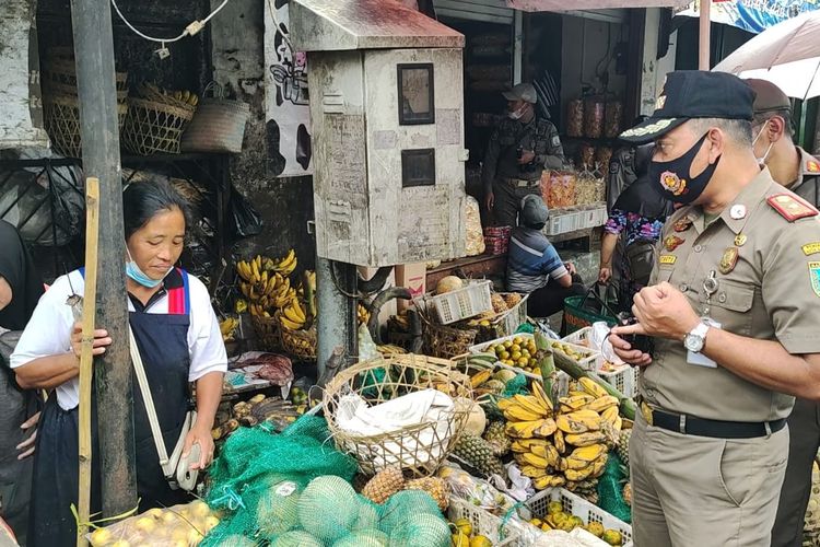 Satpol PP dan Dinas Perdagangan Kota Salatiga melakukan sosialisasi penertiban pedagang di badan jalan.