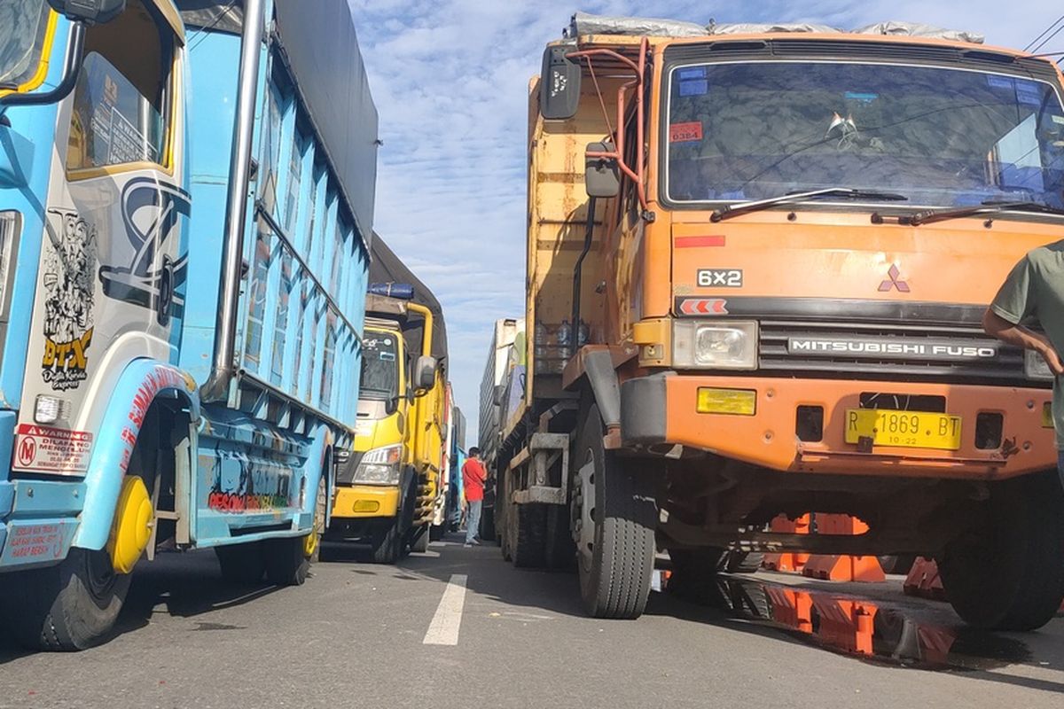 Ratusan truk logistik menutup separuh jalur jalan provinsi di Kulwaru, Kulon Progo, Daerah Istimewa Yogyakarta. Mereka menolak pelarangan truk ODOL.