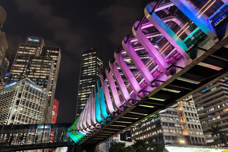 Gambar jembatan penyebrangan di Halte Transjakarta Senayan menggunakan kamera ultrawide 8 MP dari Realme GT 7 Dream Edition