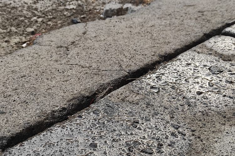 Hujan Pertama di Kudus Berlangsung 5 Menit, Aroma Tanah Basah Menyeruak 