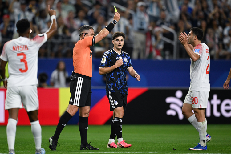 Wasit Istvan Kovacs menunjukkan kartu kuning kepada Mohannad Abutaha (kanan pertama) dari Yordania selama pertandingan Grup J antara Yordania dan Argentina pada Piala Dunia FIFA 2026 di Stadion Dallas, Dallas, Amerika Serikat, pada Minggu (28/6/2026) pagi WIB.