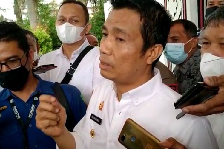 Wali Kota Hefriansyah dan Wakil Wali Kota Togar Sitorus (Kanan) memberikan keterangan kepada wartawan di depan gedung Harungguan Bolon DPRD Pematangsiantar, Selasa (5/10/2021).