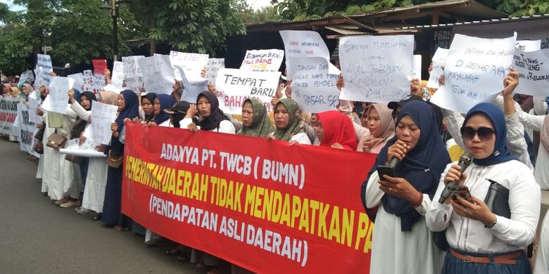 Pedagang berunjuk rasa soal penolakan relokasi ke Kampung Seni Borobudur, Sabtu (3/2/2024).