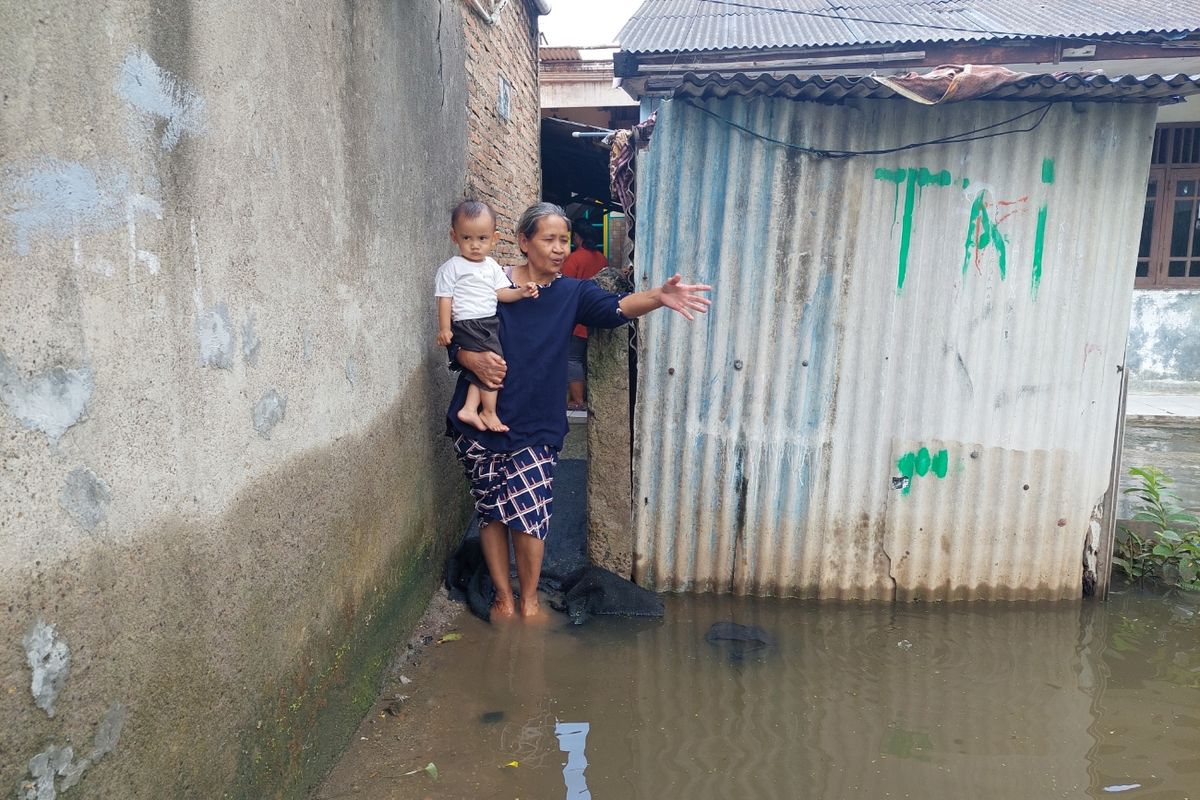 Wardiyah, salah satu korban banjir yang tinggal di RT04/RW08, Jurumudi, Kecamatan Benda, Kota Tangerang, saat ditemui, Jumat (21/1/2022).