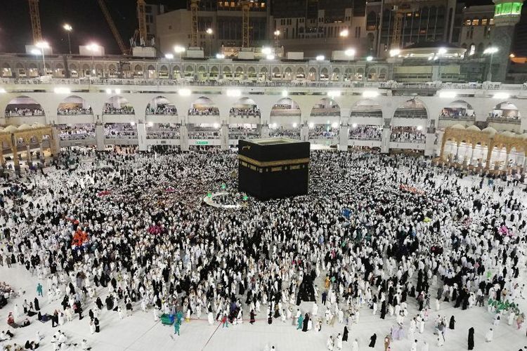 A photo of Muslims perform Hajj in Saudi Arabia. 