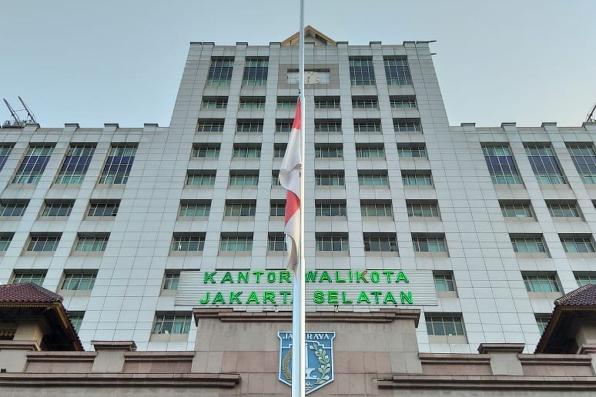 Pemerintah Kota Jakarta Selatan mengibarkan bendera merah putih setengah tiang di Kantor Wali Kota Jakarta Selatan pada Rabu (30/9/2020). Pengibaran bendera merah putih setengah tiang untuk memperingati Hari Kesaktian Pancasila.