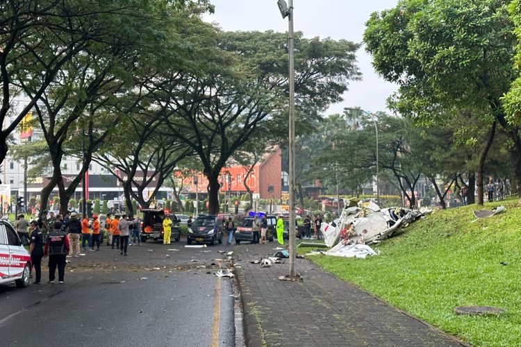 Sebuah pesawat jatuh di Jalan Raya Cilenggang tepatnya di seberang McDonalds, Cilenggang, Serpong, Tangerang Selatan, Banten pada Minggu (19/5/2024) siang.