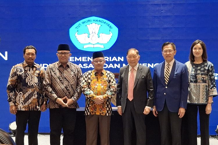 Menteri Pendidikan Dasar dan Menengah Abdul Mu'ti, Ketua Riady Foundation Mochtar Riady, dan Direktur Eksekutif Riady Foundation tengah berfoto bersama pada acara peluncuran program STEM Indonesia Cerdas, di Menteng, Jakarta Pusat, Rabu (28/05/25).