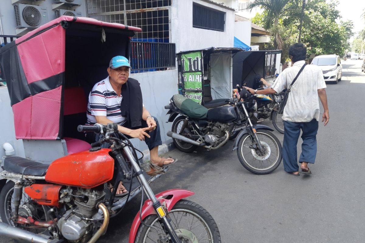 Pangkalan becak motor atau bentor di kawasan Komplek Taman Aries, Kembangan, Jakarta Barat