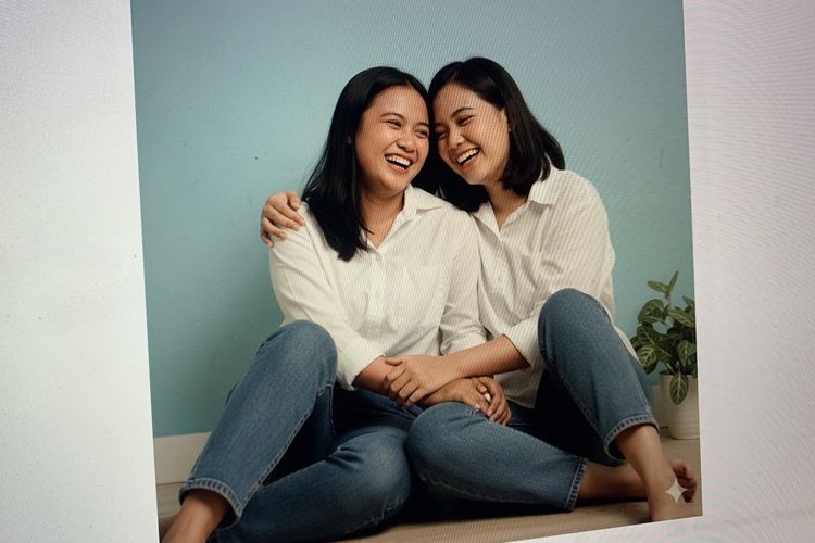 Contoh prompt Gemini AI foto studio berdua.