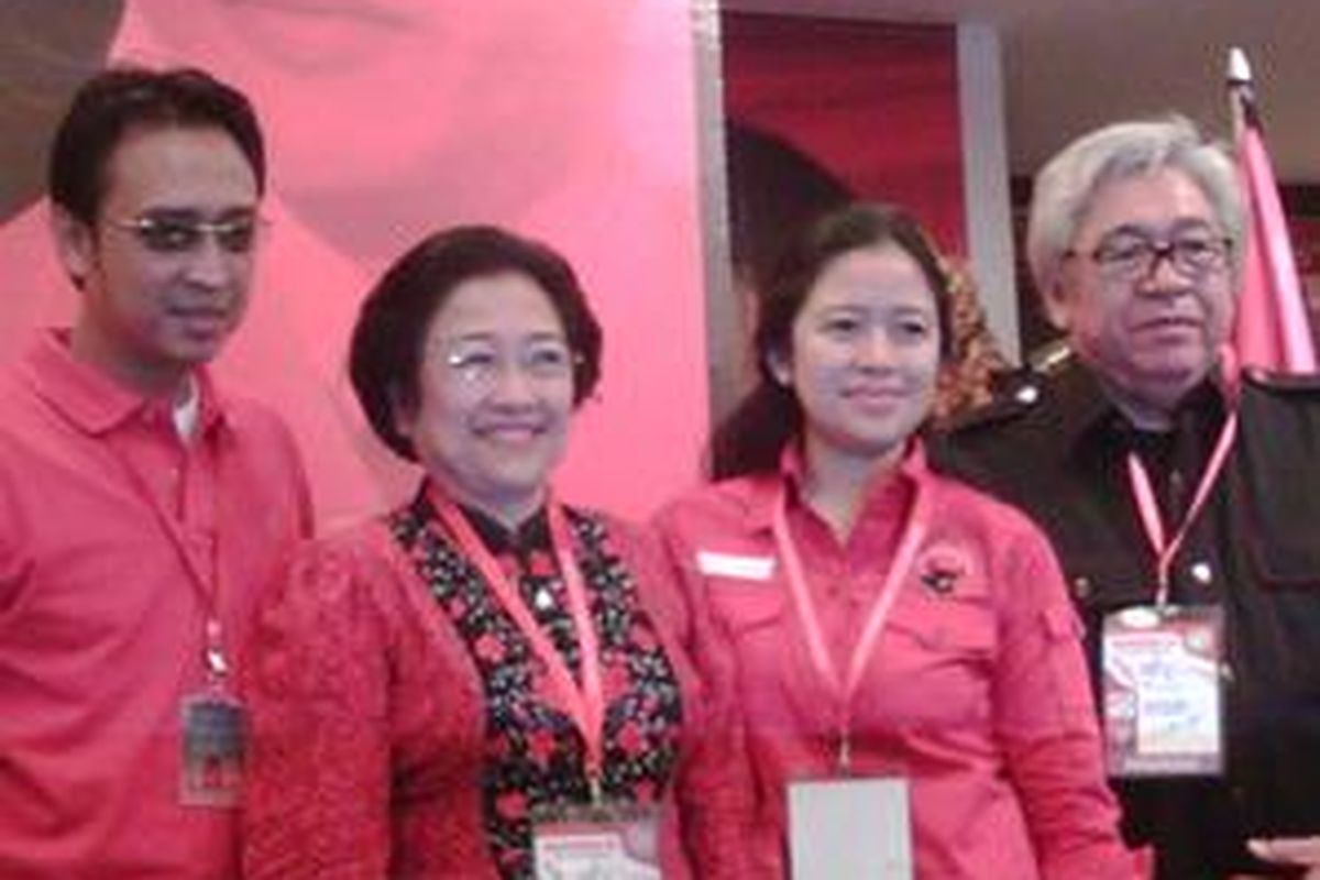 Ketua Umum PDI-P Megawati Soekarnoputri berpose bersama putranya M. Prananda (paling kiri) dan putrinya Puan Maharani (kedua dari kanan) serta suaminya Taufik Kiemas, Senin (5/4/2010), sehari sebelum Kongres III PDI-P dibuka.