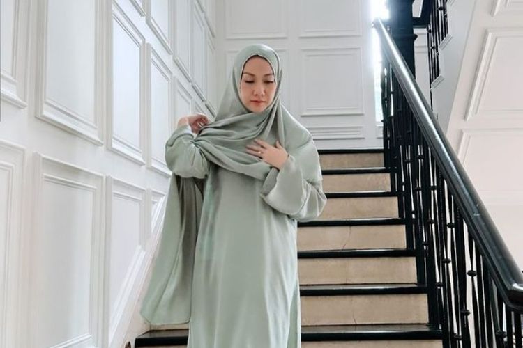 Bunga Citra Lestari mengenakan baju kurung Melayu panjang berwarna hijau sage muda, yang dilengkapi dengan hijab yang senada di Hari Lebaran, Rabu (10/4/2024).