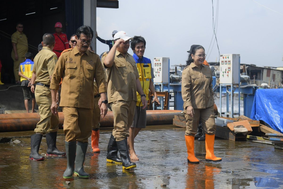 Wali Kota Semarang, Agustina Wilujeng meninjau penanganan banjir.