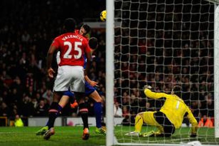 Striker Manchester United (MU), Robin van Persie, saat menyundul bola yang masuk ke gawang Cardiff City pada lanjutan Premier League di Stadion Old Trafford, Selasa atau Rabu (29/1/2014). 