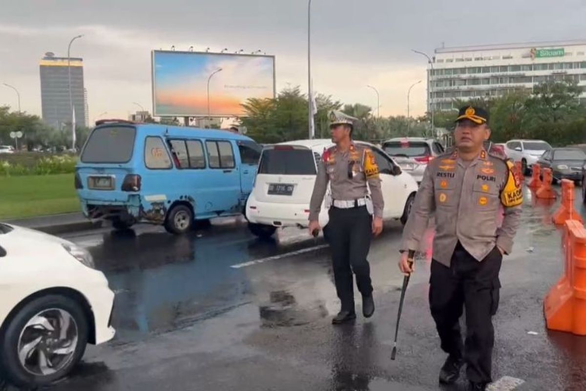 Kapolres Pelabuhan Makassar AKBP Restu Wijayanto tunjukan dedikasi tinggi terhadap tugasnya dengan turun langsung ke lapangan untuk pantau kampanye akbar. 