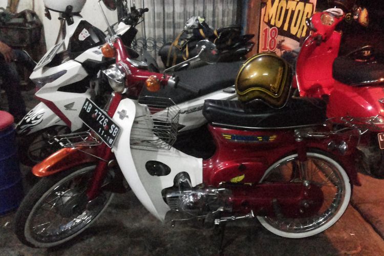 Salah satu Honda Super Cub 70. Super Cub 70 merupakan salah satu motor lawas yang banyak digemari dan belakangan banyak diburu penggemarnya.