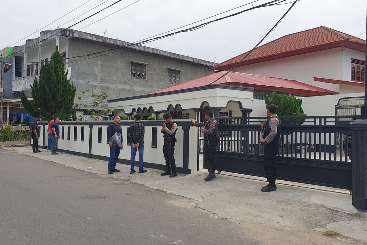 Petugas KPK melakukan penggeledahan di salah satu rumah di Jalan Mawar, Lingkungan III, Kelurahan Ujungpadang, Kecamatan Padangsidimpuan Selatan, Kota Padangsidimpuan, Sumatra Utara, Jumat (3/7/2023) pagi. Rumah yang digelar diketahui milik Muhammad Akhirun Piliang (KIR) alias Kirun, salah satu tersangka dugaan kasus korupsi proyek pembangunan jalan yang dilakukan OTT oleh KPK di Mandailing Natal, bersama bersama tersangka lainnya.