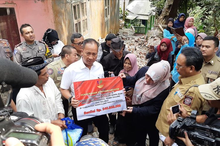 Menteri Sosial Agus Gumiwang Kartasasmita saat meninjau lokasi terdampak gempa di Kecamatan Mandalawangi Kabupaten Pandeglang Sabtu (3/8/2019)