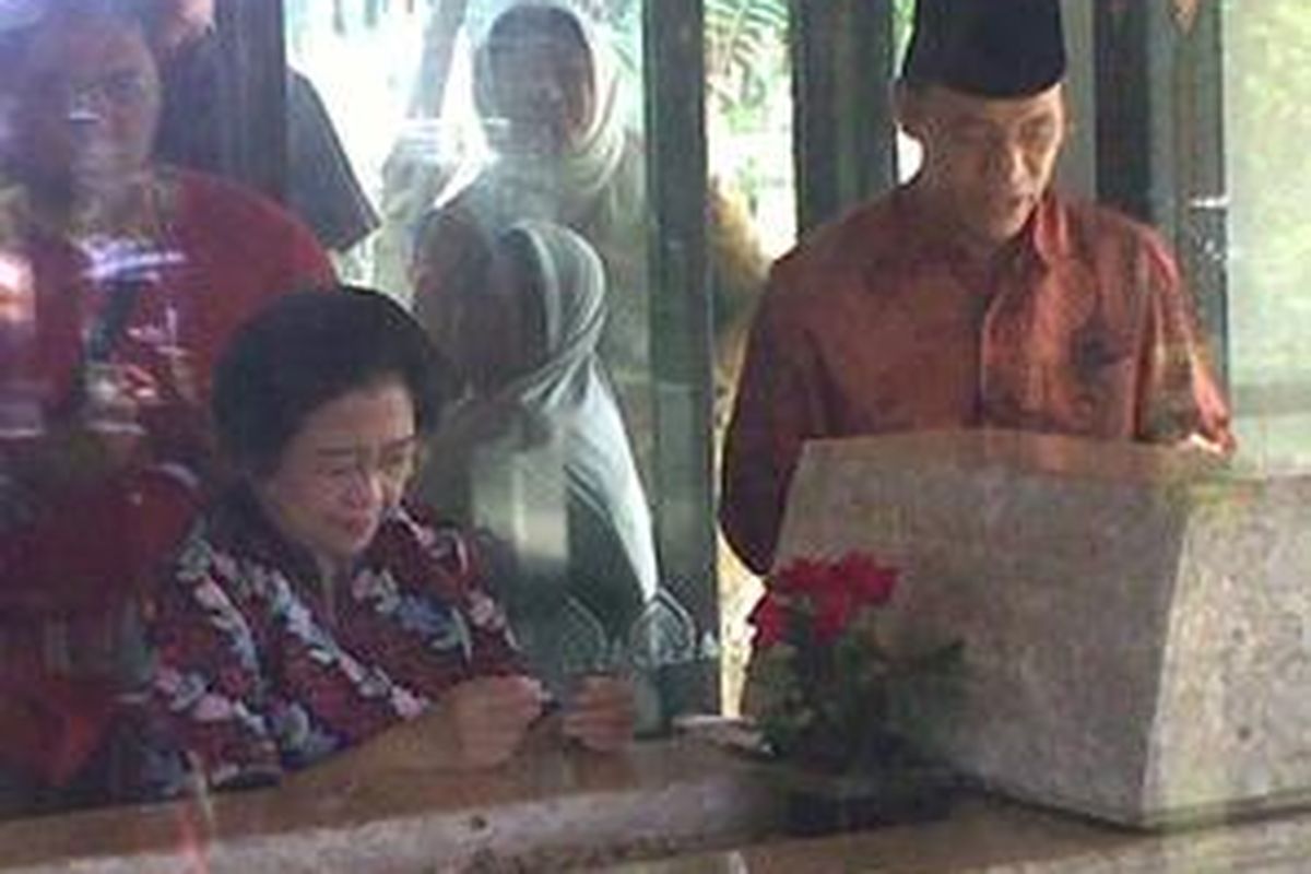 Capres PDI Perjuangan, Megawati Soekarnoputri, berziarah ke makam Bung Hatta, di Kompleks Pemakaman Tanah Kusir, Jakarta, Sabtu (6/6)