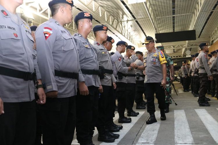 Sebanyak 250 personel Brimob Polda Kalbar menggelar apel sebelum diberangkatkan ke Jayapura, Papua, Kamis (29/8/2019).