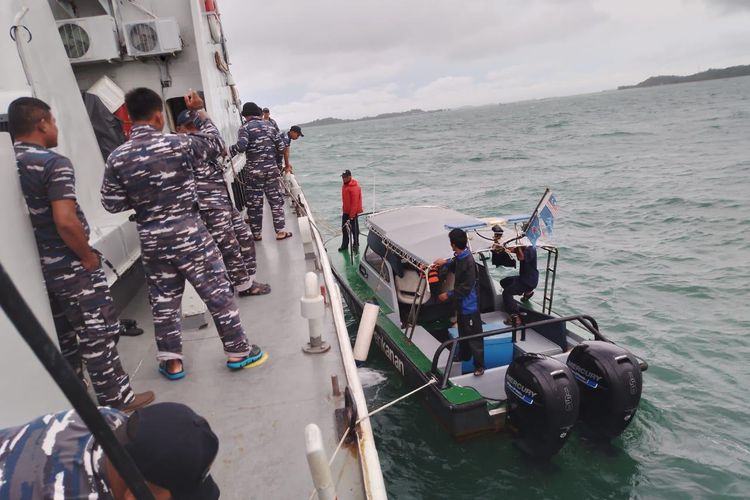 Kapal Perang Republik Indonesia (KRI) Sigalu-857 yang sedang menggelar Operasi Garda Indosin-23 berhasil menyelamatkan kapal patroli Malaysia beserta awak di perairan Pulau Nipa, Kepulauan Riau, Rabu (1/3/2023).