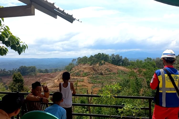 Warga antusias menonton proses blasting di Pertambangan Batu Andesit di Desa Wadas pada Sabtu (16/3/2024)