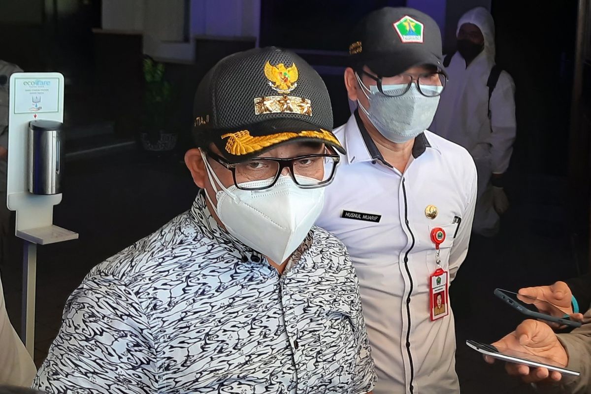 Wali Kota Malang Sutiaji saat diwawancara di Balai Kota Malang usai meninjau sejumlah rumah sakit rujukan pasien Covid-19, Rabu (7/7/2021).