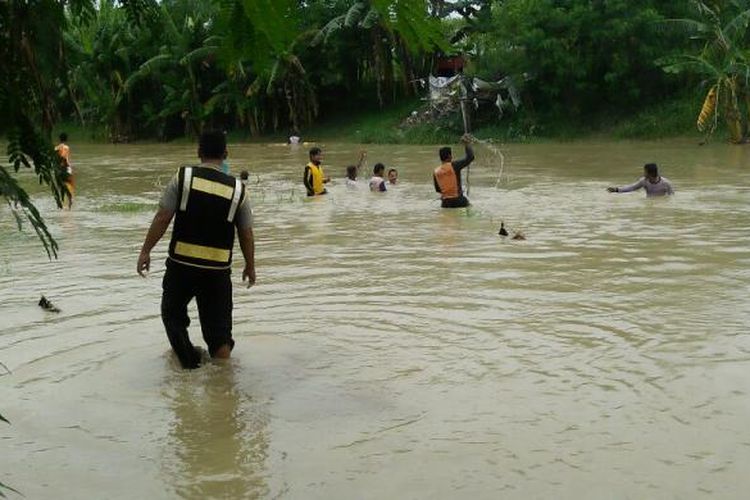 Polisi dibantu warga melakukan pencarian dua siswa MTS Albukhori, Brebes, Jawa Tengah yang tenggelam di Sungai Kebuyutan.