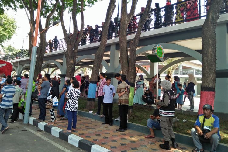 Warga antusias menyaksikan peresmian renovasi alun-alun Gresik oleh Bupati dan Wakil Bupati Gresik, Sabtu (9/3/2019).